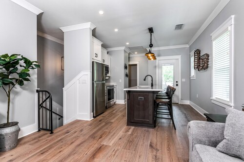 2 min walk to Downtown/KING BED /Golf Cart Rental/Pet Friendly!