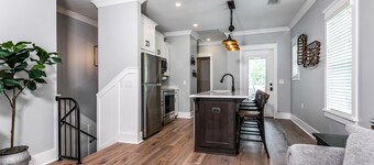 2 min walk to Downtown/KING BED /Golf Cart Rental/Pet Friendly!