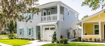 2 min walk to Downtown/KING BED /Golf Cart Rental/Pet Friendly!