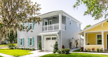 2 min walk to Downtown/KING BED /Golf Cart Rental/Pet Friendly!