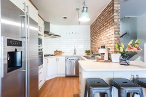 Réfrigérateur, four à micro-ondes, un four, surface de cuisson