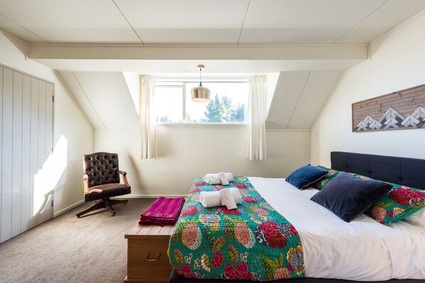 2 chambres, fer et planche à repasser, lit de bébé portatif