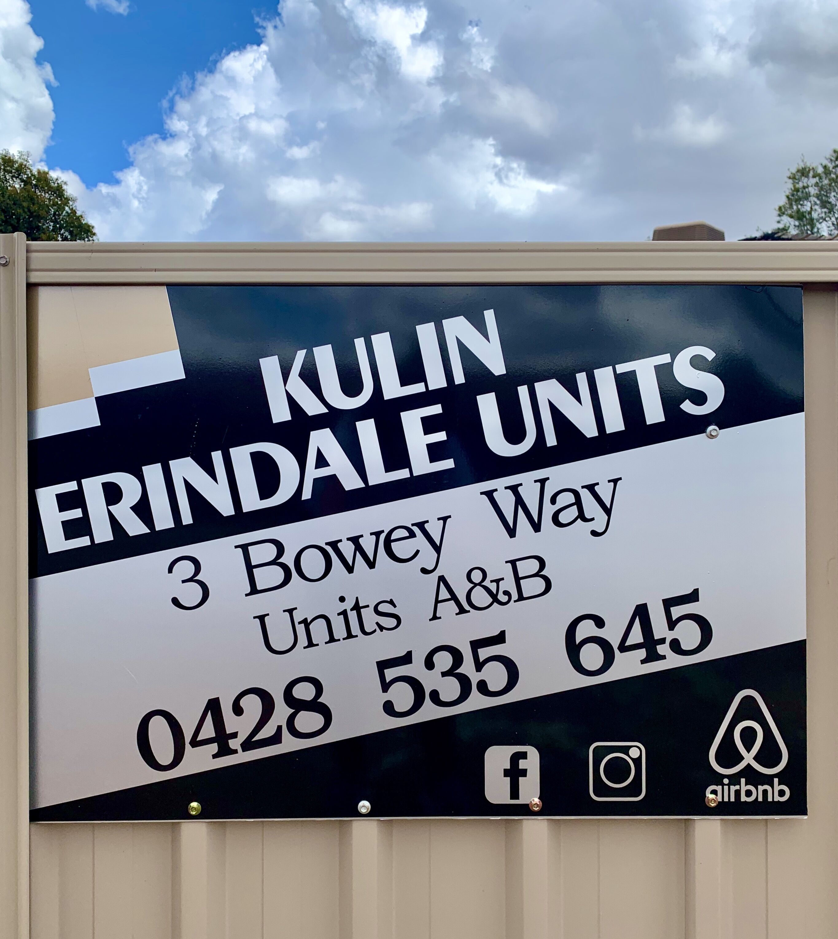 Placa indicando Kulin Erindale Units, com o endereço, número de contato e ícones de redes sociais.