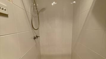 Ducha, toallas, jabón y champú