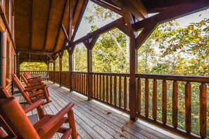 Property grounds - Arts & Crafts, Hot Tub, Near Downtown & Park! Rocky Top Sports, Pool Table (Gatlinburg)