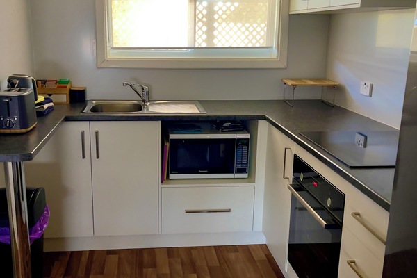 Kjøleskap, mikrobølgeovn, ovn og vannkoker