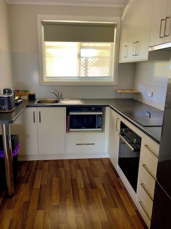 Fridge, microwave, oven, electric kettle. Unit A, Kulin Erindale Units