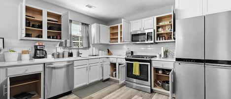 Jääkaappi, mikroaaltouuni, uuni, liesi