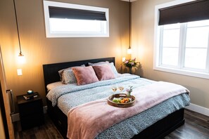 3 bedrooms, iron/ironing board, WiFi, bed sheets - Moose Bottom Cottage/entire home/pet/garage (Rockyview County)