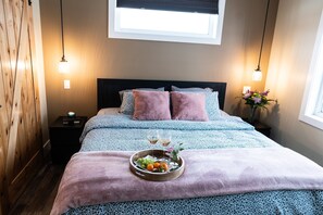 3 bedrooms, iron/ironing board, WiFi, bed sheets - Moose Bottom Cottage/entire home/pet/garage (Rockyview County)