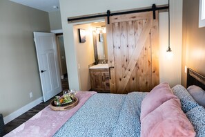 3 bedrooms, iron/ironing board, WiFi, bed sheets - Moose Bottom Cottage/entire home/pet/garage (Rockyview County)