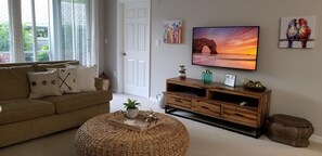 Smart TV, lettore DVD, libri