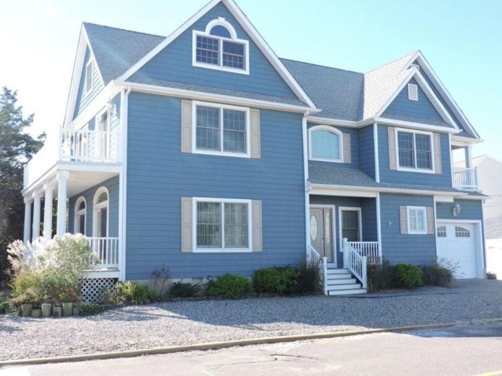  Amazing Loctaion! One Block from the Beach! 