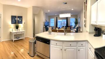 Réfrigérateur, micro-ondes, four, lave-vaisselle