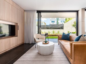 TV, video library - The Arden 1 Coogee. New Spacious Garden Apartment, Moments to Beach (Sydney)