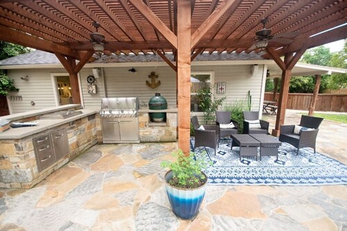 Austin Getaway! Private Pool, Playscape, Firepit, & more!