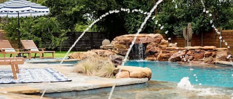 Una piscina al aire libre, una piscina climatizada