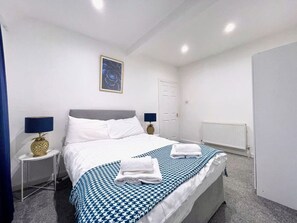 3 bedrooms, iron/ironing board, bed sheets