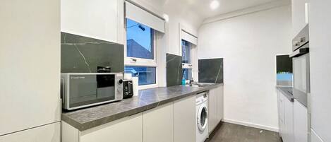 冷蔵庫、電子レンジ、オーブン、コンロ