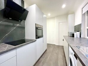 Kühlschrank, Mikrowelle, Ofen, Herdplatte