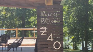 Un letrero de madera con la inscripción 'Raines Retreat 240' que indica la ubicación de un refugio.