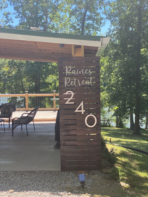 Un letrero de madera con la inscripción 'Raines Retreat 240' que indica la ubicación de un refugio.
