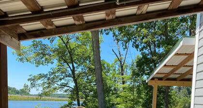 Lakehouse Hot tub & pool near Ark Encounter