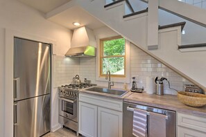 Fridge, stovetop, dishwasher, coffee/tea maker - Panoramic Mtn Views & Hot Tub! Secluded Marion Gem (Marion)
