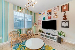 Smart-TV, Videospiele, Tischfußball, Tischtennisplatte