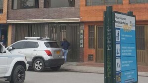 Un edificio de varios pisos con fachadas de ladrillo y vidrio.