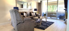 TV connectée, lecteur de DVD, table de tennis de table, chaîne hi-fi