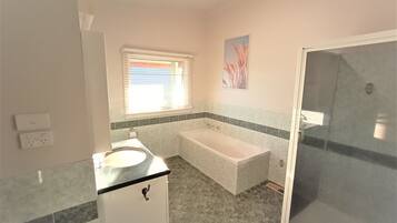 Vasca, asciugacapelli, asciugamani, sapone