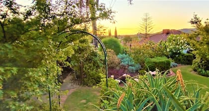 Treetops Escape * Close to CBD * Nature * Unlimited WIFI