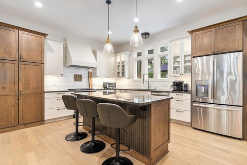 4 BR 3 BA for 12 - steps to North Beach, walk to Downtown, off-street parking!