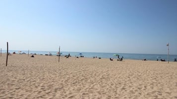 Beach nearby, sun loungers, beach towels