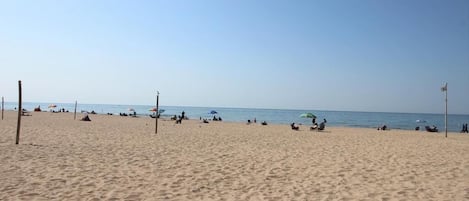 Nära stranden, solstolar och strandhanddukar