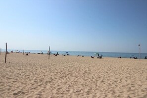 Nær stranden, solsenger og strandhåndklær