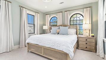 4 slaapkamers, een bureau, een strijkplank/strijkijzer, reisbedje