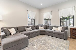 Smart-TV, Bücher, Stereoanlage, Drucker