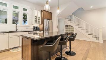 Een koelkast, een magnetron, een oven, een kookplaat