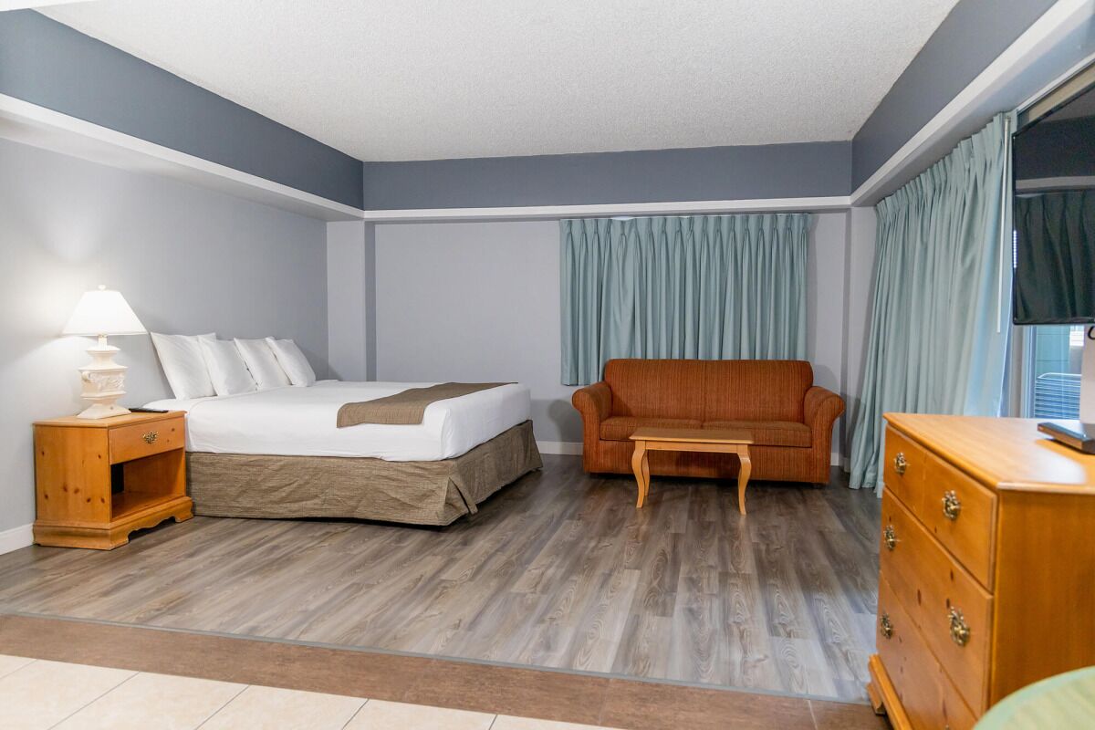 Dream Getaway! Indoor Pool and FREE Parking, Minutes to Rancho San Rafael Park!