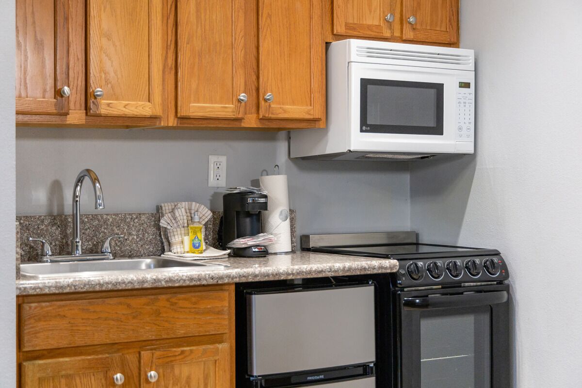 Your Next Ultimate Getaway Starts Here! Spacious Room w/ Kitchenette | Pool