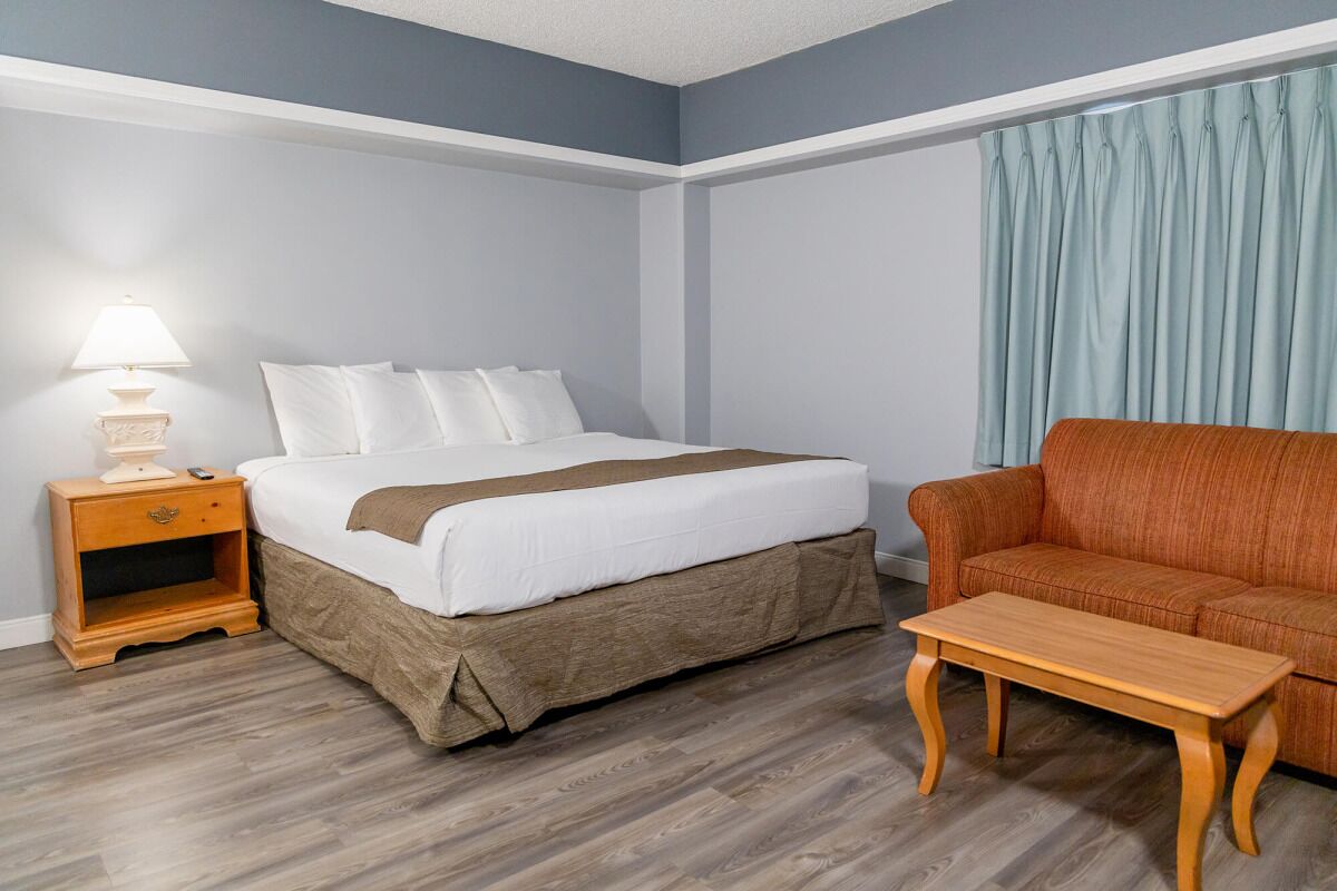 Your Next Ultimate Getaway Starts Here! Spacious Room w/ Kitchenette | Pool