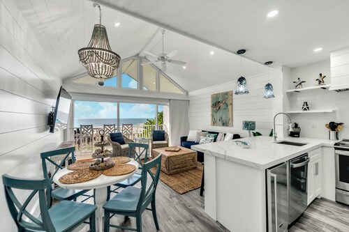 Beautiful 1 Bedroom Condo with Beach Facing Balcony and Pool!