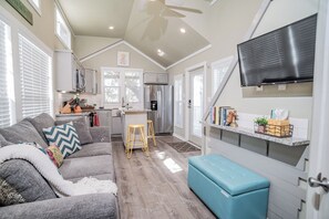 Smart TV, books - River Staycation / Fishing Dock / Kayak / FastWiFi (Seguin)