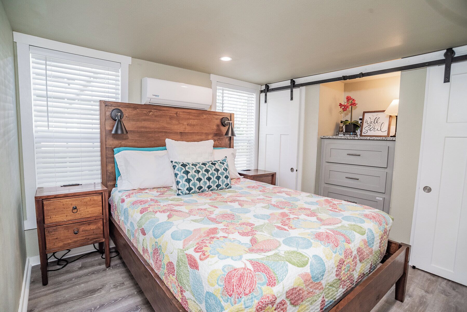 2 habitaciones, tabla de planchar con plancha y cuna de viaje 