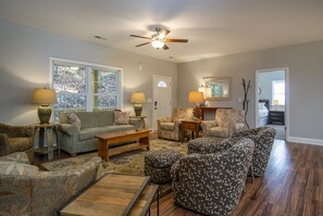 Smart TV - BK's Hideaway, with fire-pit and bike storage (Pisgah Forest)