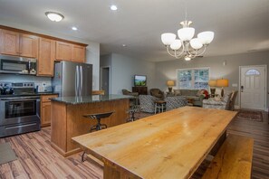 Fridge, microwave, oven, stovetop - BK's Hideaway, with fire-pit and bike storage (Pisgah Forest)