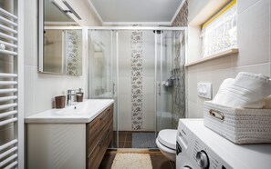 Shower, hair dryer, towels, shampoo - Beautiful 3 Bedroom Apartment in Central Istria Ideal For Families. (Pazin)