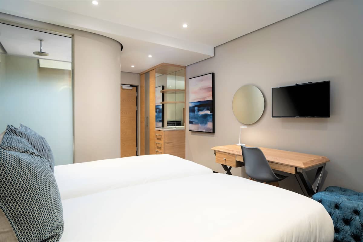 1 bedroom, premium bedding, in-room safe, desk